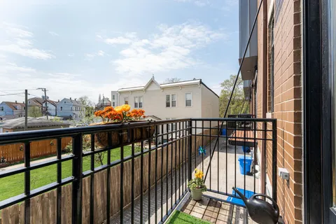 $925,000 | 2060 North Stave Street, Unit 2, Chicago, IL 60647