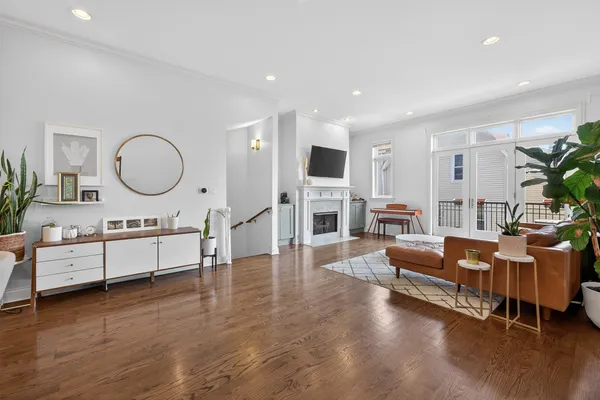 $925,000 | 2060 North Stave Street, Unit 2, Chicago, IL 60647