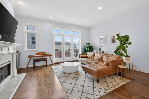 $925,000 | 2060 North Stave Street, Unit 2, Chicago, IL 60647