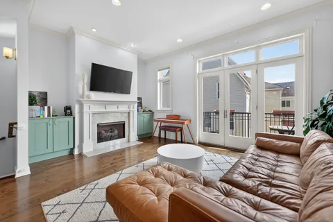 $925,000 | 2060 North Stave Street, Unit 2, Chicago, IL 60647