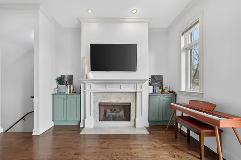 $925,000 | 2060 North Stave Street, Unit 2, Chicago, IL 60647