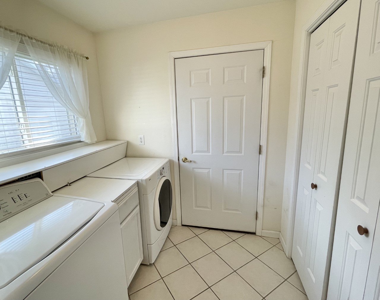 3219 Becker Drive Peru, IL 61354 - Photo 10 of 17 a utility room with dryer and washer