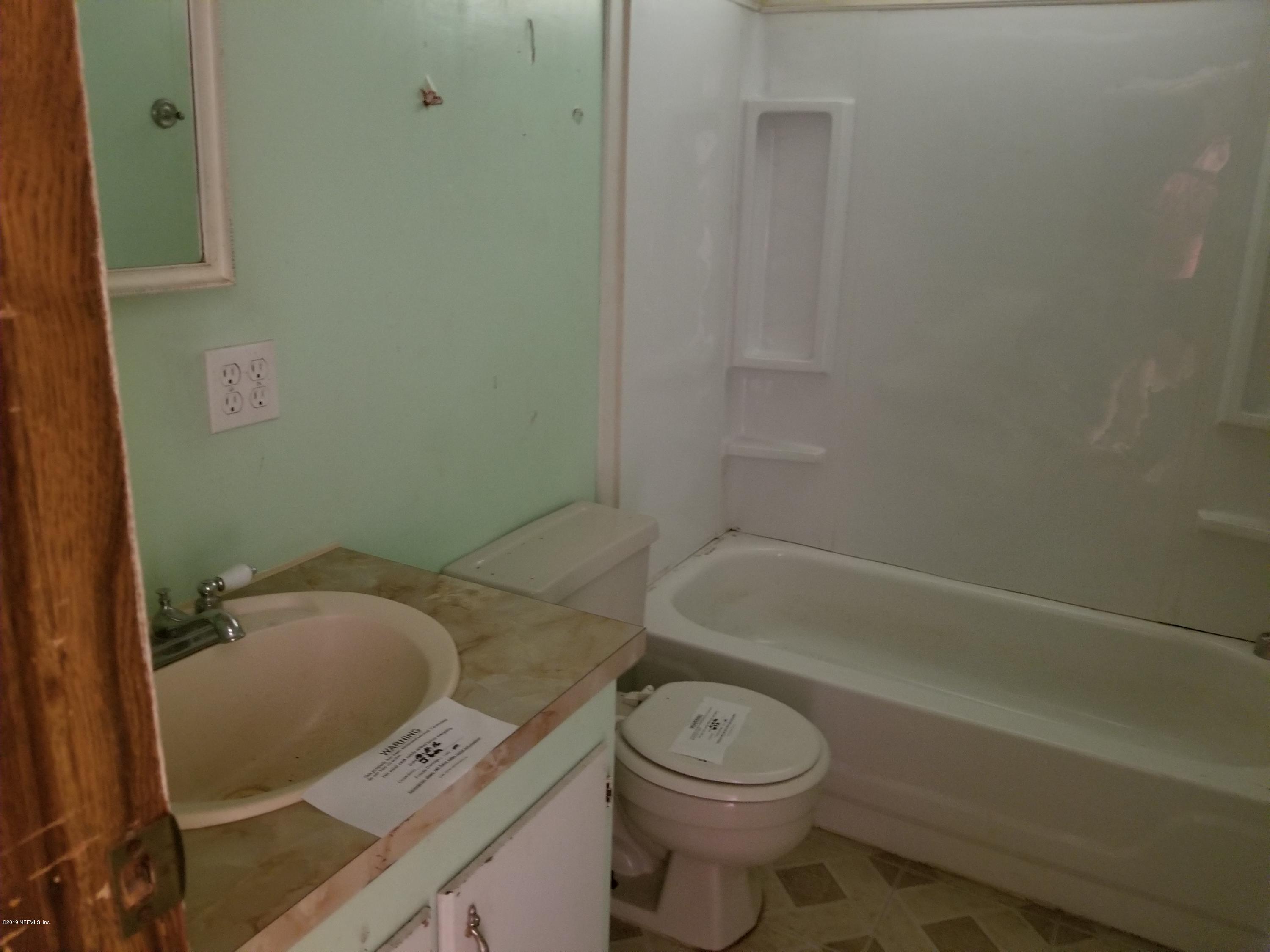 7868 Gordean Road Jacksonville, FL 32221 - Photo 5 of 9 Bathroom