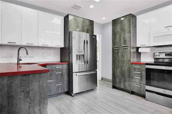 $8,800 | 820 West 43rd Court, Miami Beach, FL 33140