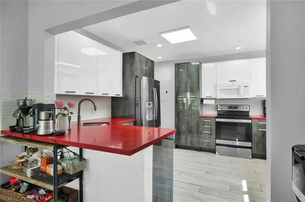 $8,800 | 820 West 43rd Court, Miami Beach, FL 33140