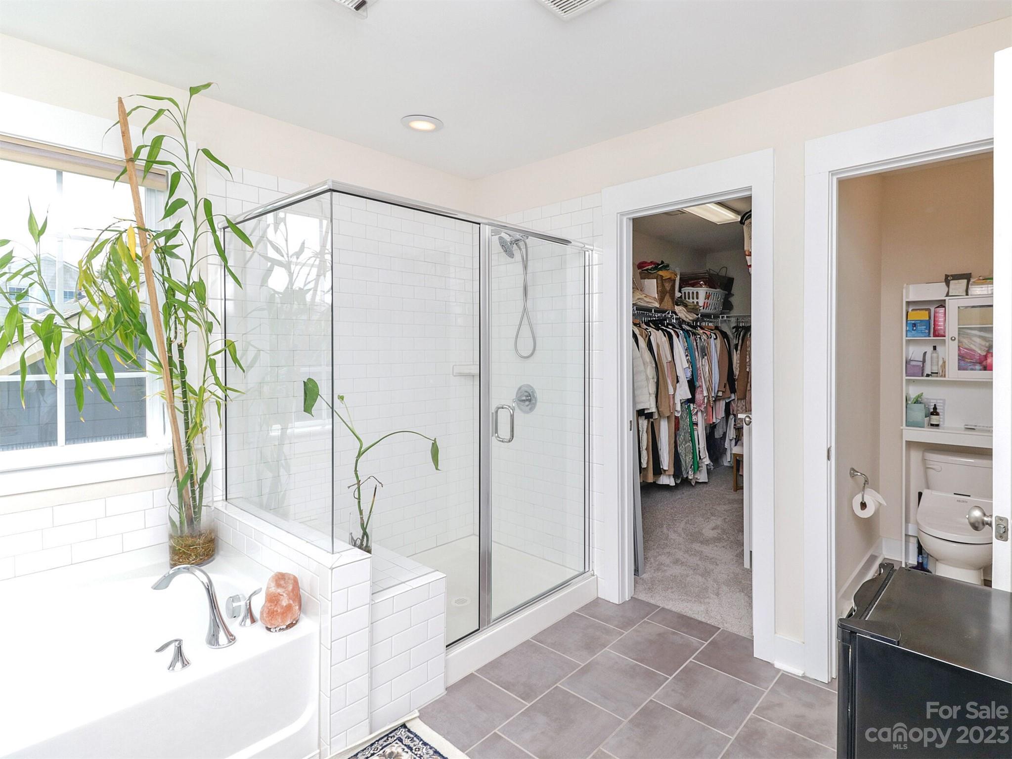 2634 Double Oaks Road Charlotte, NC 28206 - Photo 28 of 48 a bathroom with a tub a sink and a large mirror