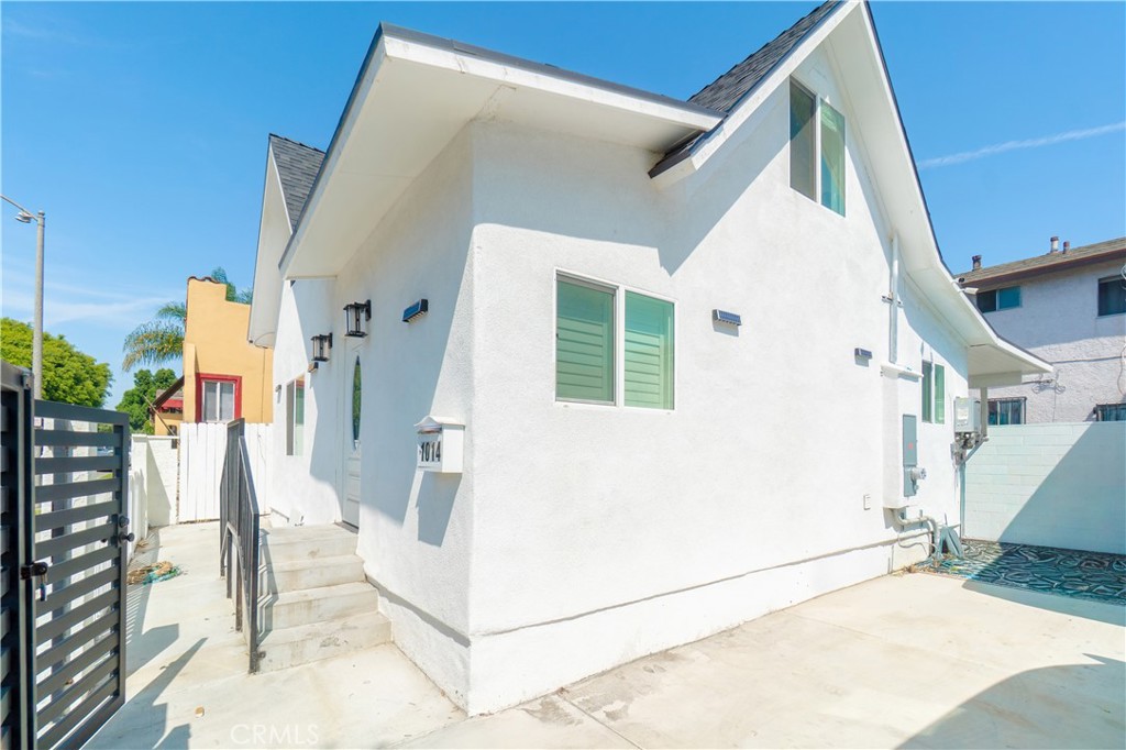 1014 Myrtle Avenue Long Beach, CA 90813 - Photo 36 of 70 a view of an entryway with staircase