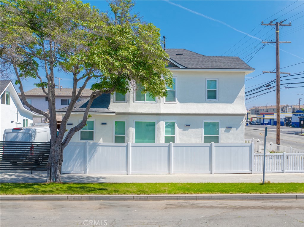 1014 Myrtle Avenue Long Beach, CA 90813 - Photo 4 of 70 a view of a house with a swimming pool