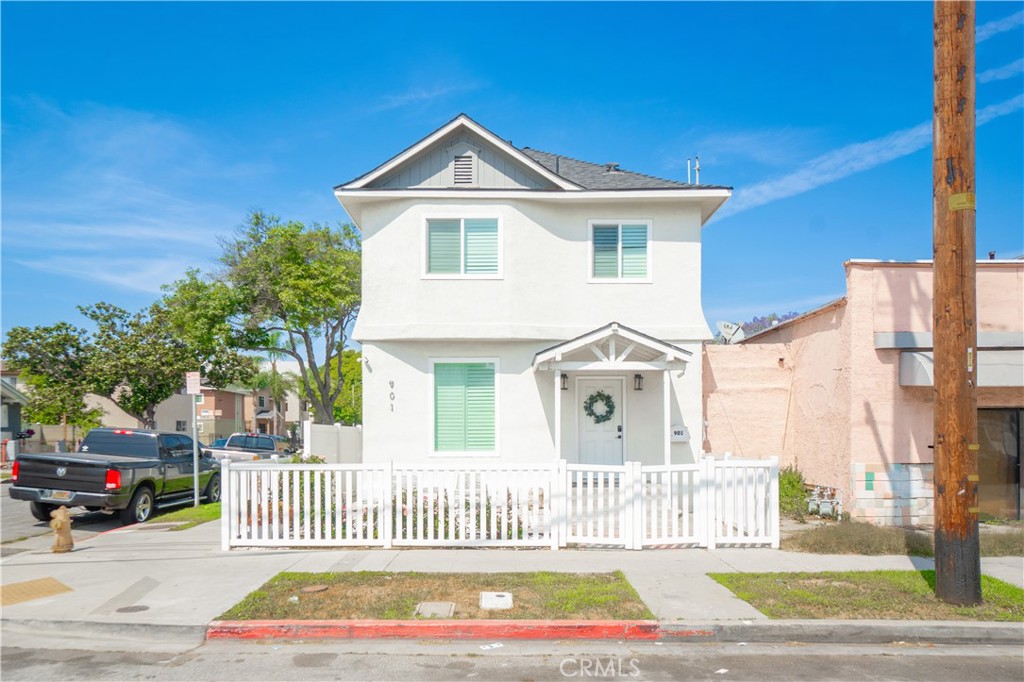 1014 Myrtle Avenue Long Beach, CA 90813 - Photo 5 of 70 a view of a house with a small yard and wooden fence