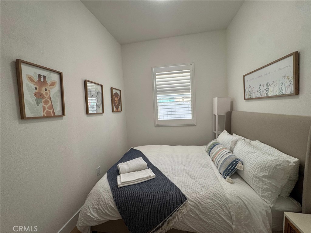 1014 Myrtle Avenue Long Beach, CA 90813 - Photo 58 of 70 a bedroom with a bed and a window
