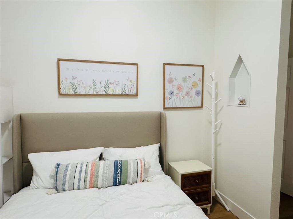 1014 Myrtle Avenue Long Beach, CA 90813 - Photo 60 of 70 a bedroom with a bed and wall painting