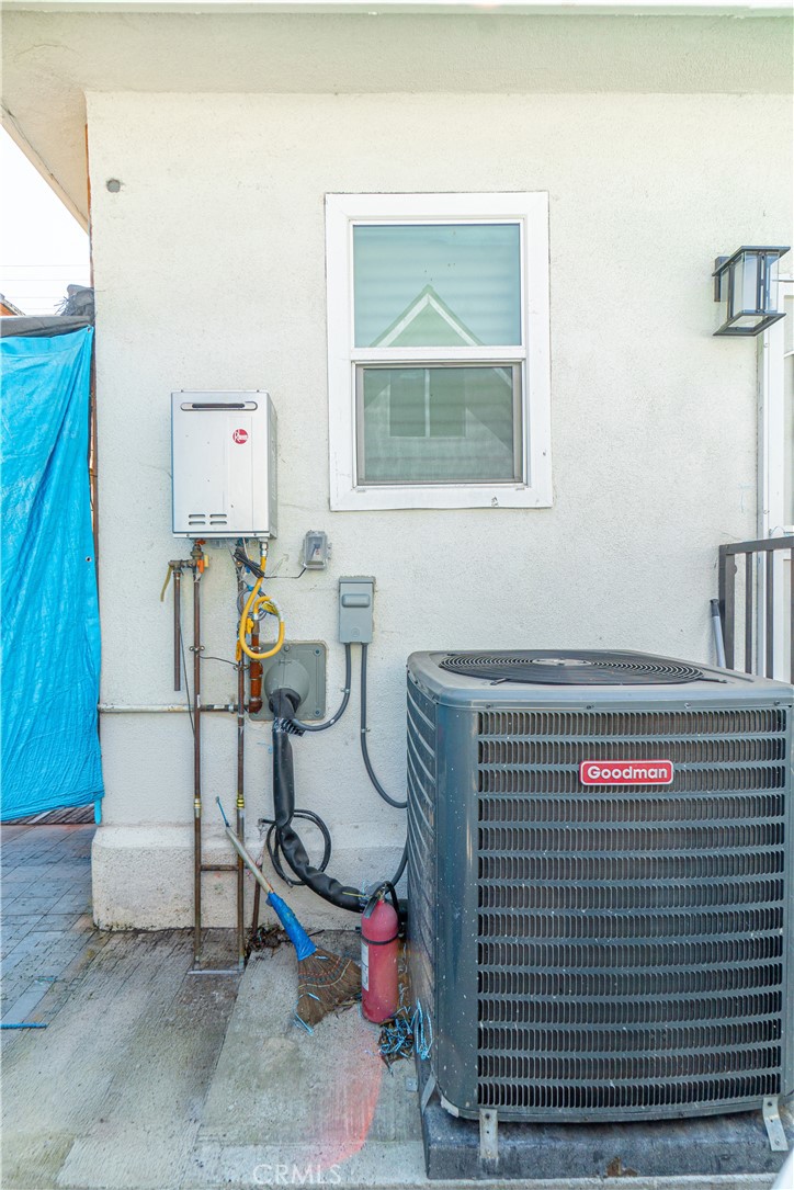 1014 Myrtle Avenue Long Beach, CA 90813 - Photo 66 of 70 a utility room with dryer and washer