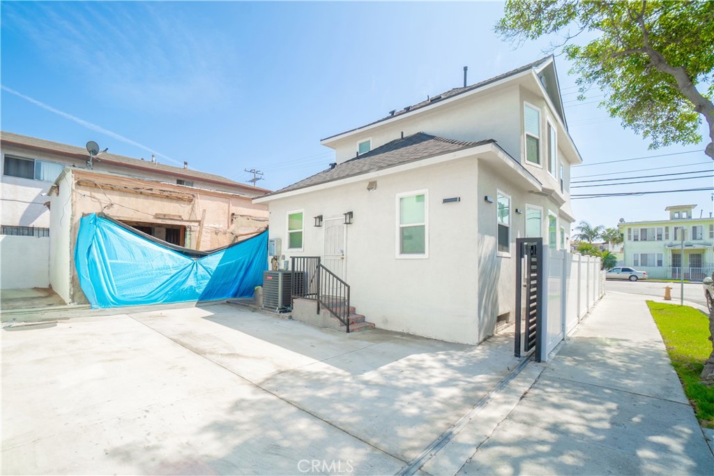 1014 Myrtle Avenue Long Beach, CA 90813 - Photo 67 of 70 a view of a small house