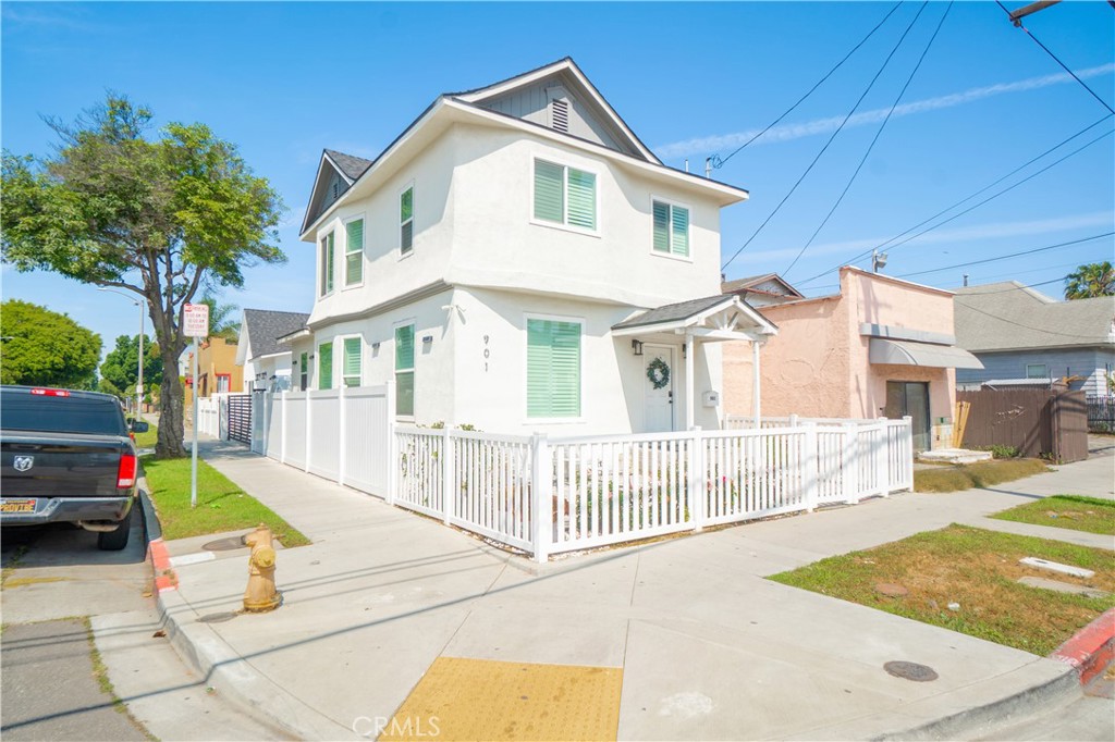 1014 Myrtle Avenue Long Beach, CA 90813 - Photo 69 of 70 a view of a house with a patio