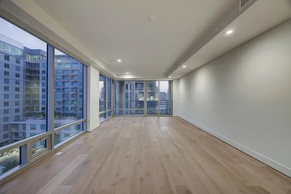 $925,000 | 2047 Westcreek Lane, Unit 807, Houston, TX 77027