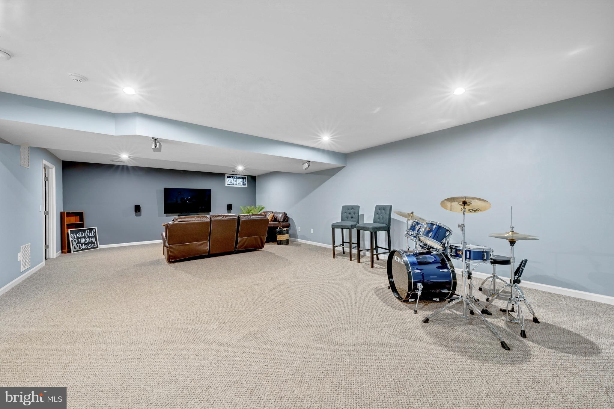 7137 Shepherdstown Road Warrenton, VA 20187 - Photo 40 of 60 a living room with furniture