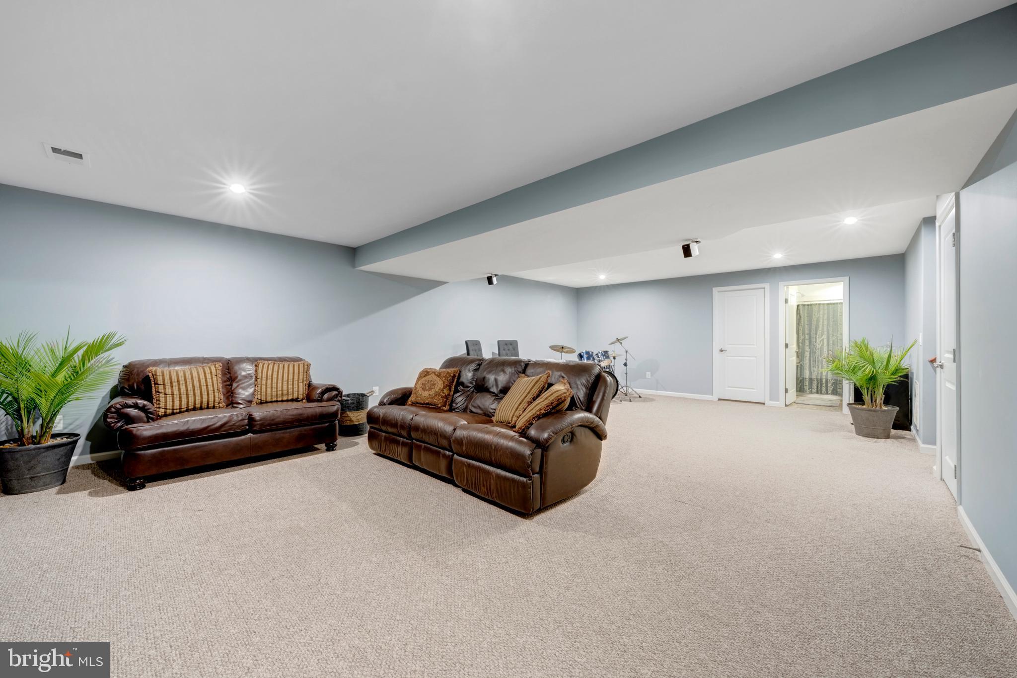 7137 Shepherdstown Road Warrenton, VA 20187 - Photo 42 of 60 a living room with furniture
