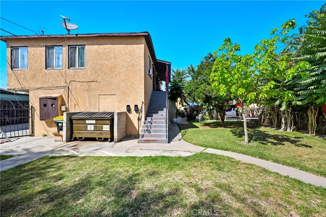 a view of a house with a backyard
