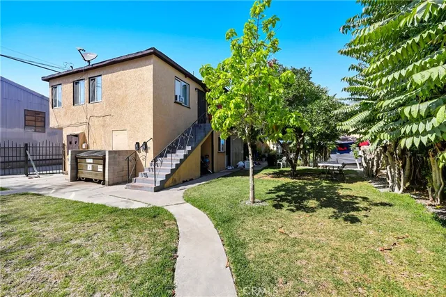 a view of a house with a yard