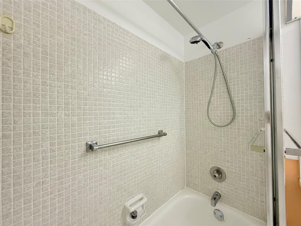 53 Markham C, Unit 53 Deerfield Beach, FL 33442 - Photo 14 of 30 a bathroom with a bath tub with a shower