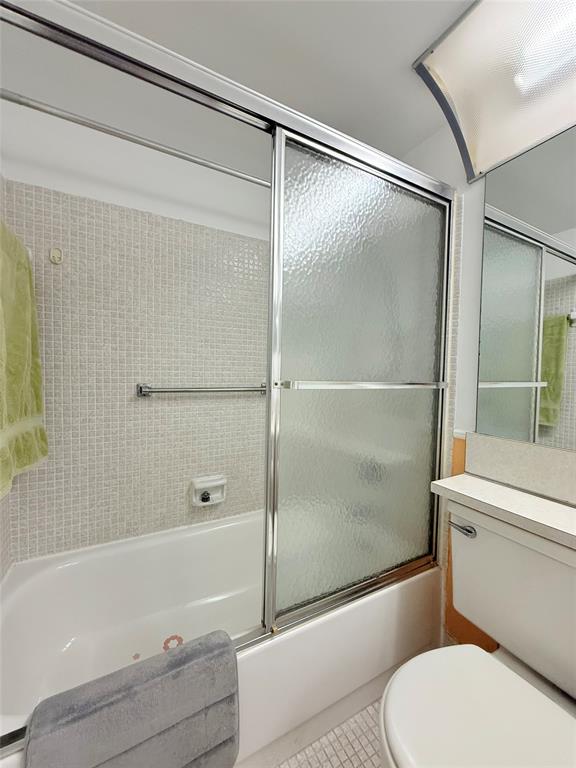 53 Markham C, Unit 53 Deerfield Beach, FL 33442 - Photo 15 of 30 a bathroom with a toilet and a shower