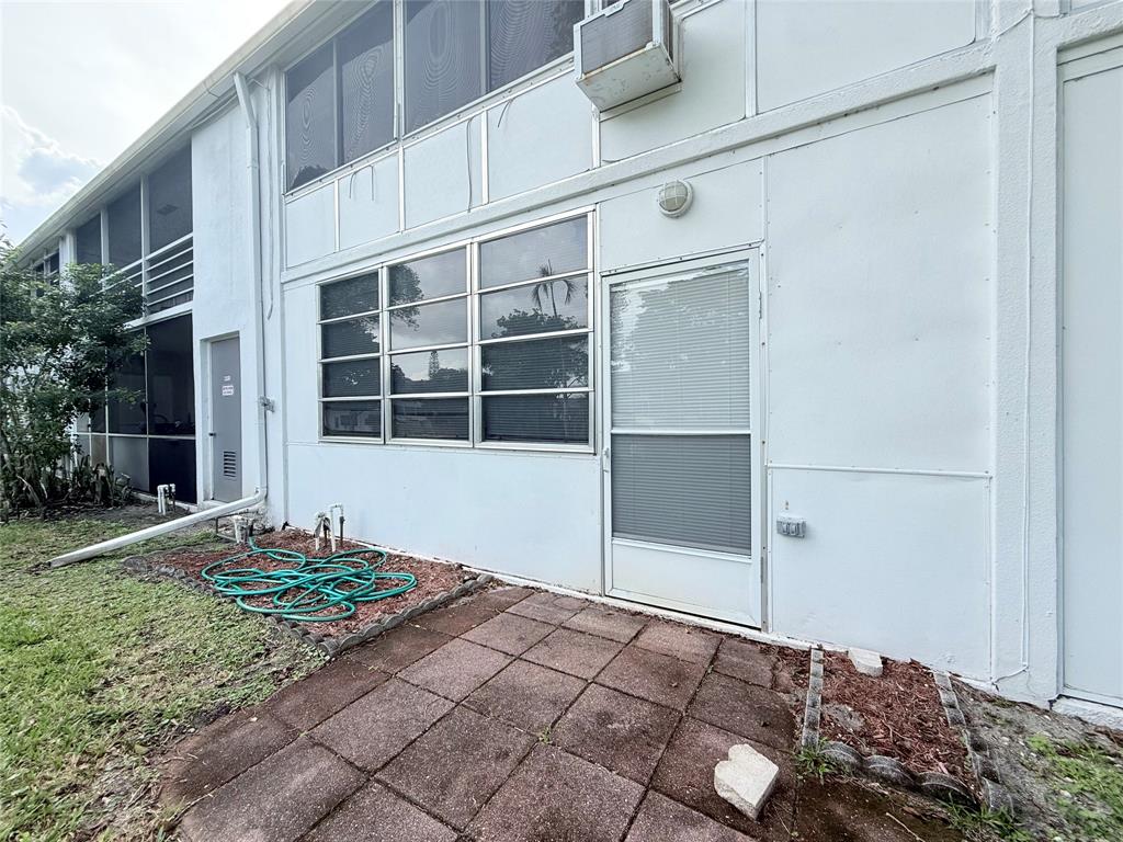 53 Markham C, Unit 53 Deerfield Beach, FL 33442 - Photo 21 of 30 a backyard of a house