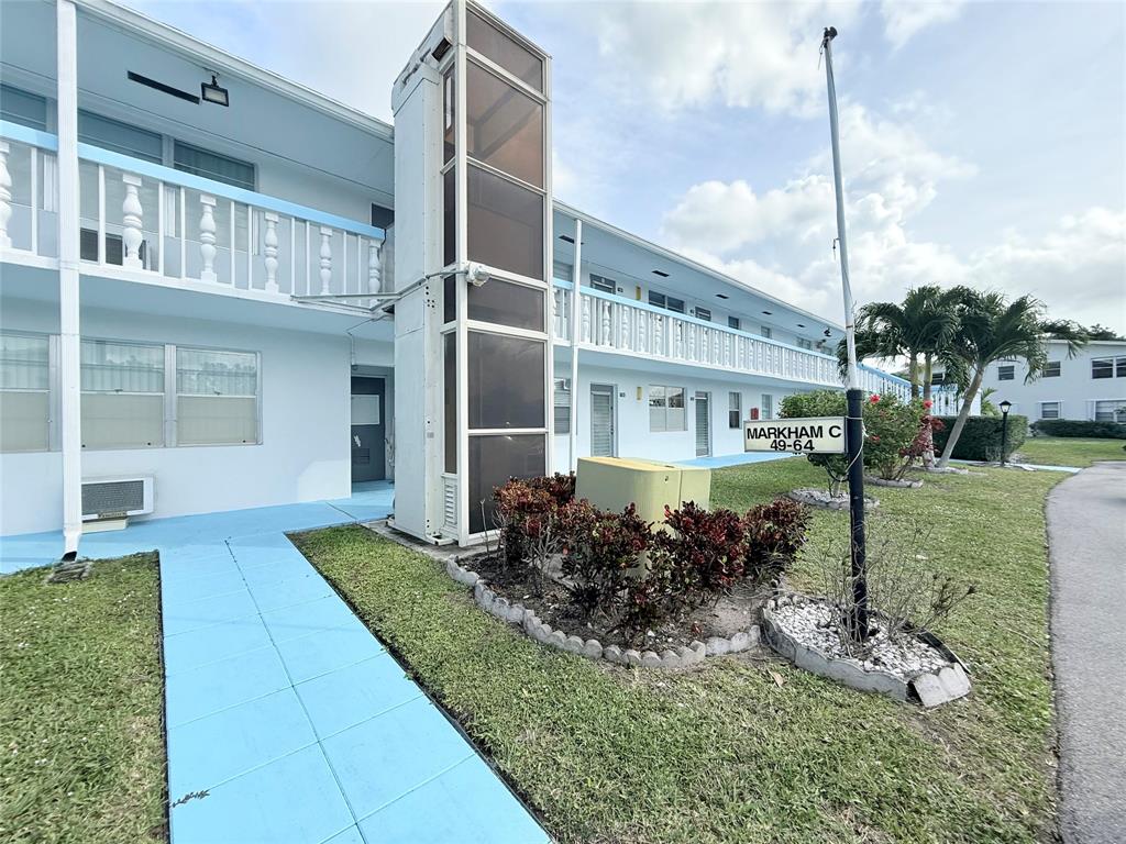 53 Markham C, Unit 53 Deerfield Beach, FL 33442 - Photo 23 of 30 a front view of a house with garden