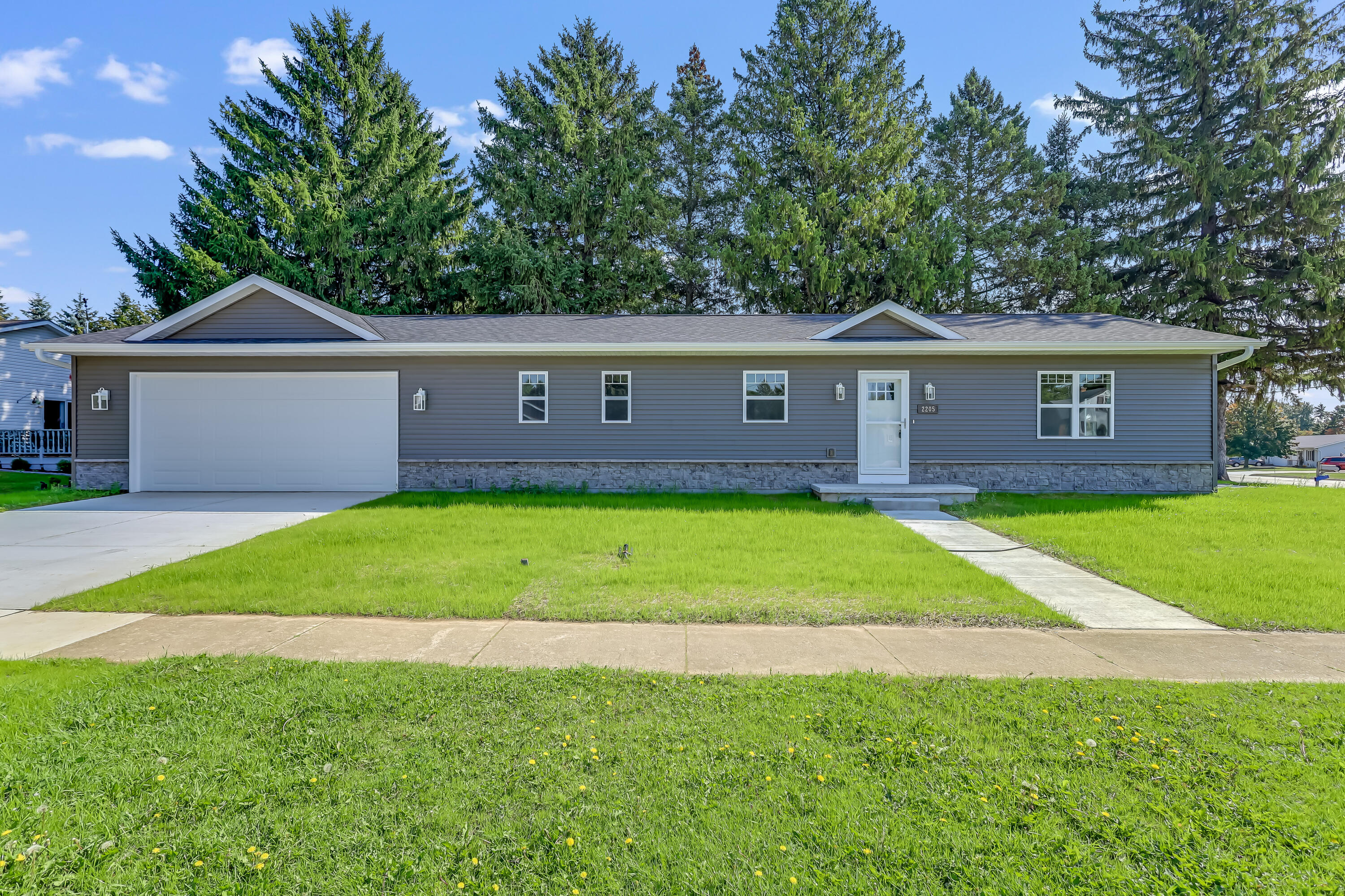 2205 Kellner Street Manitowoc, WI 54220 - Photo 2 of 28 IMG_8265