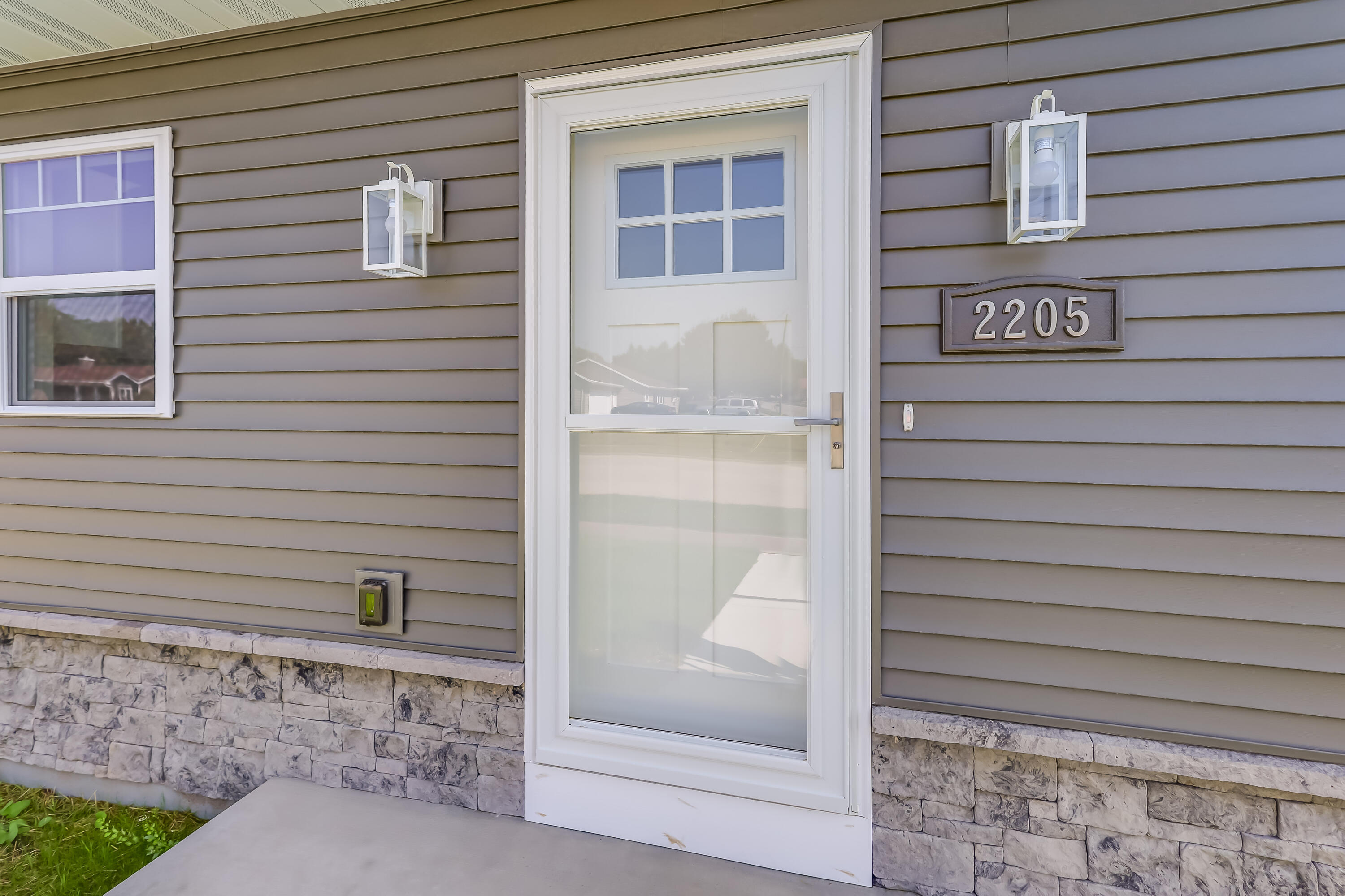 2205 Kellner Street Manitowoc, WI 54220 - Photo 4 of 28 IMG_8305