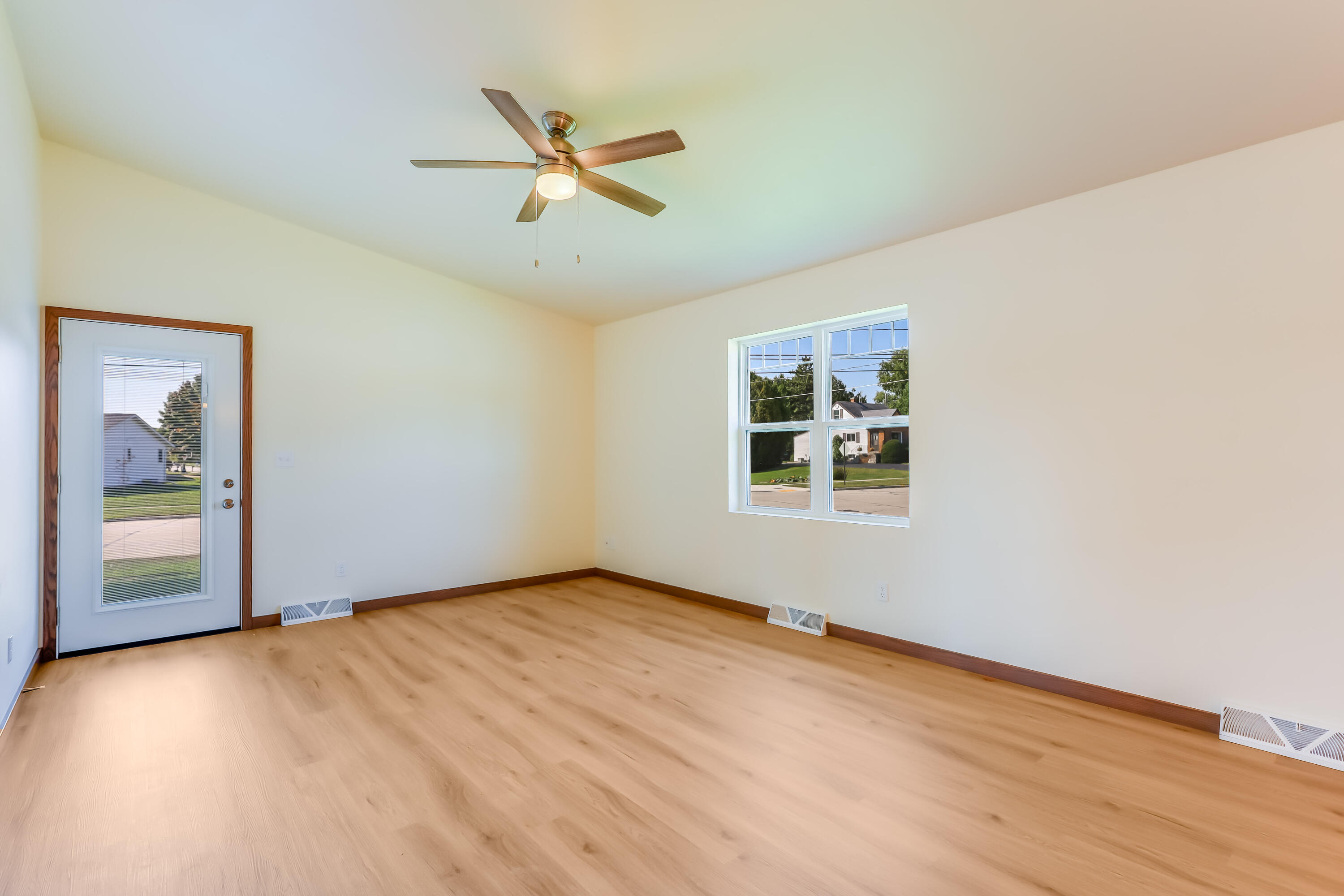 2205 Kellner Street Manitowoc, WI 54220 - Photo 6 of 28 IMG_8135