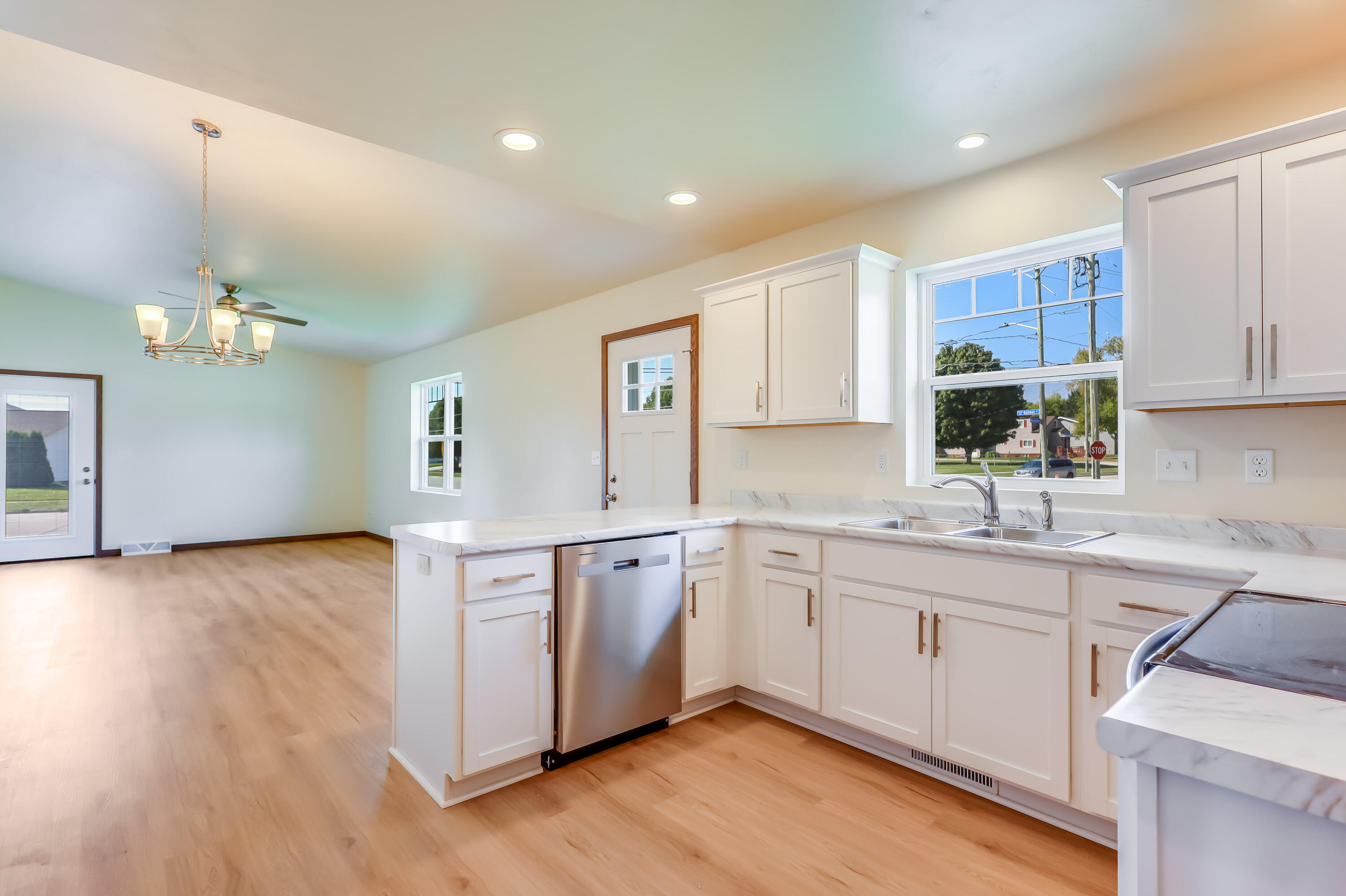 2205 Kellner Street Manitowoc, WI 54220 - Photo 10 of 28 IMG_8170