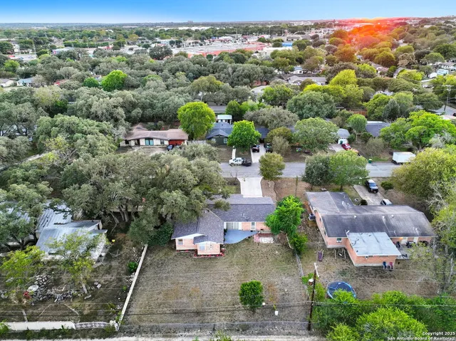 a picture of a wall with white and white