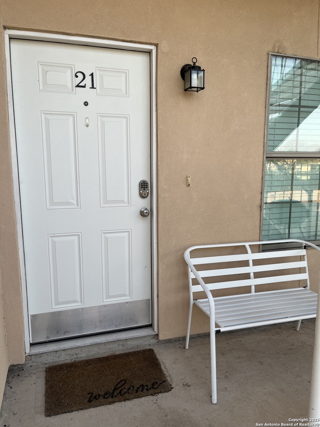 391 Riverside Drive, Unit 21 Eagle Pass, TX 78852 - Photo 6 of 11 a view of a hallway with entryway