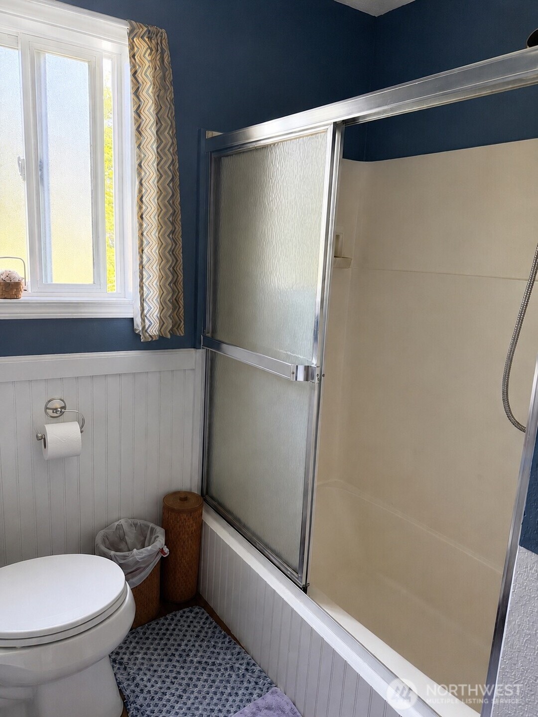 902 Harding Road Aberdeen, WA 98520 - Photo 9 of 18 a bathroom with a shower and a toilet