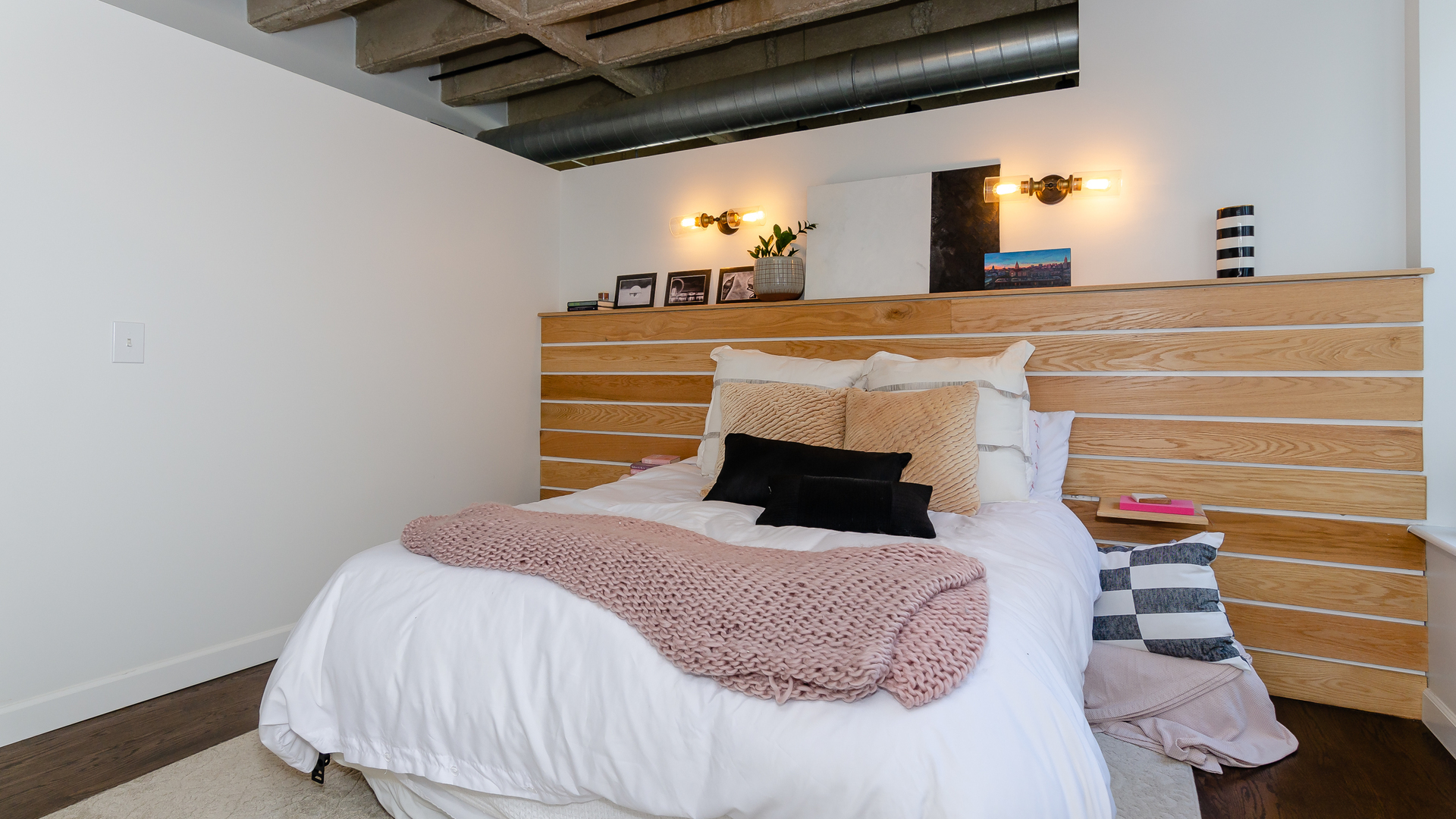 811 South Lytle Street, Unit 508 Chicago, IL 60607 - Photo 12 of 36 a bedroom with a bed and a potted plant