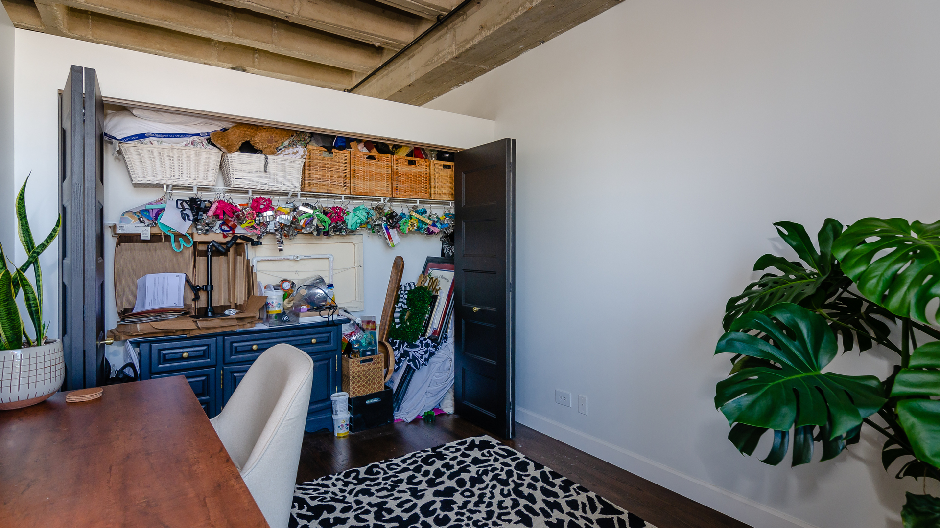 811 South Lytle Street, Unit 508 Chicago, IL 60607 - Photo 16 of 36 a dining room with furniture and a potted plant