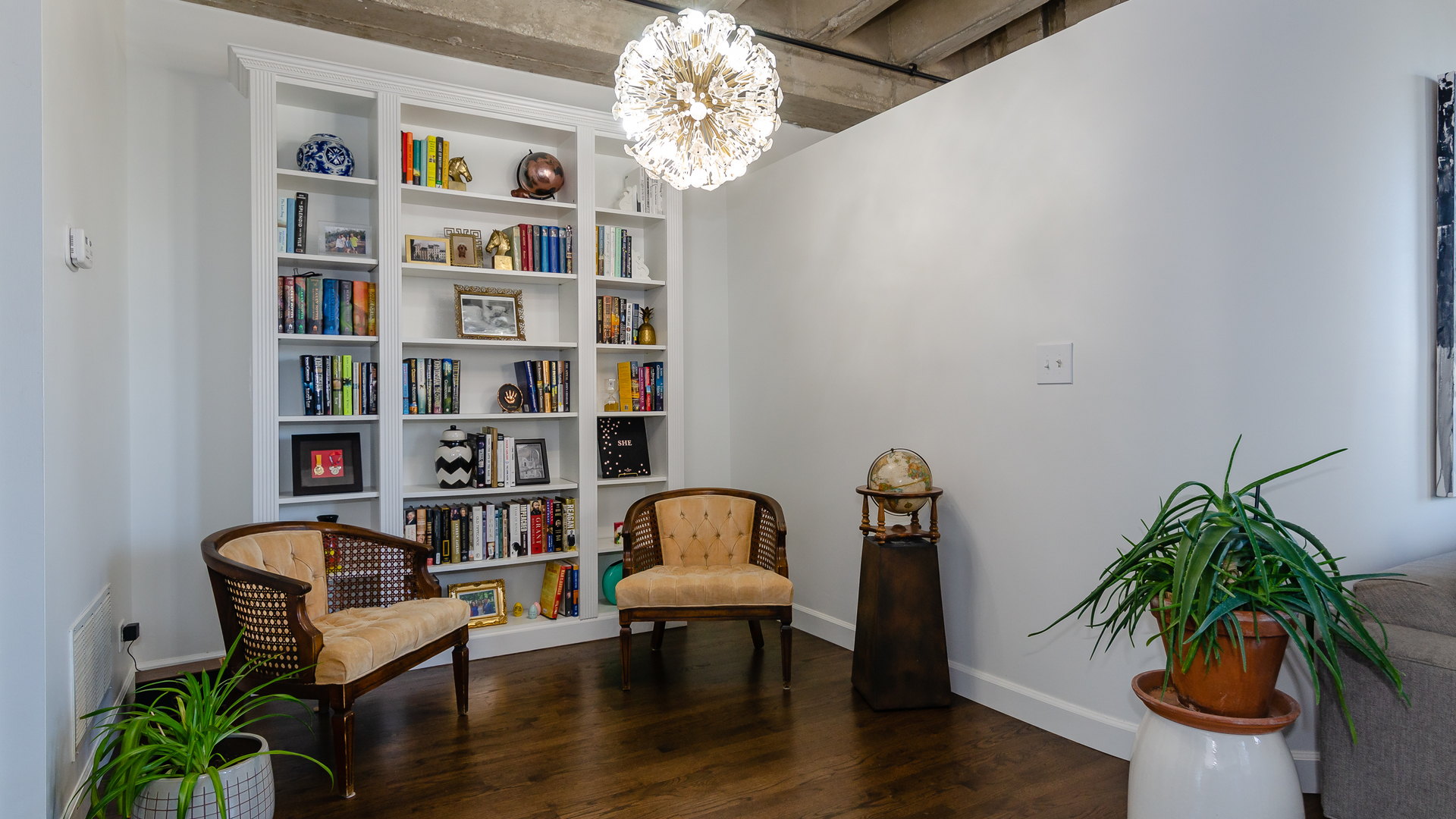 811 South Lytle Street, Unit 508 Chicago, IL 60607 - Photo 6 of 36 a workspace with furniture and a potted plant