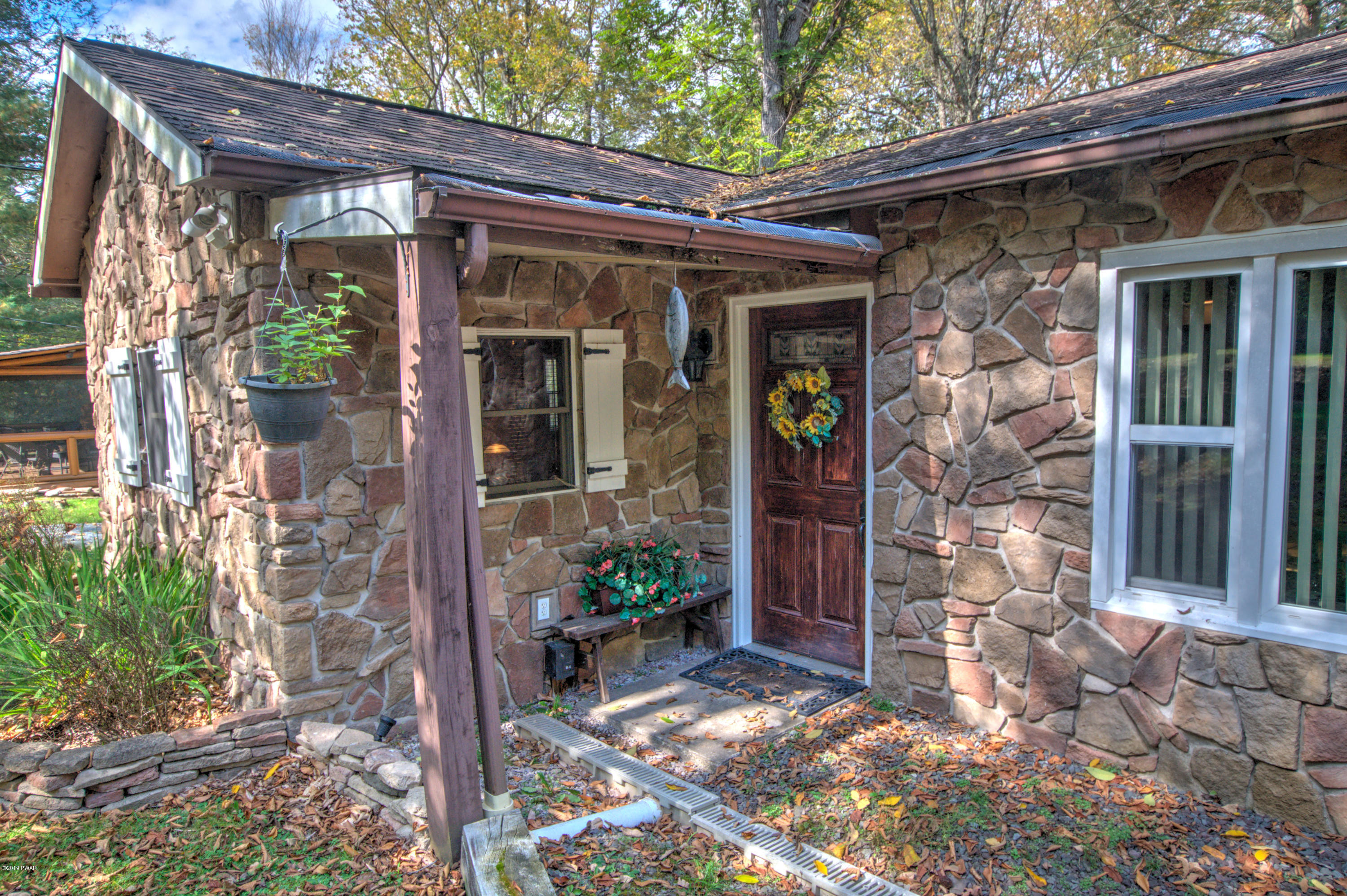 111 Riverside Drive Greentown, PA 18426 - Photo 5 of 32
