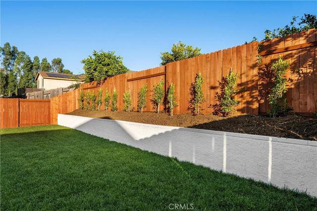 a view of a back yard