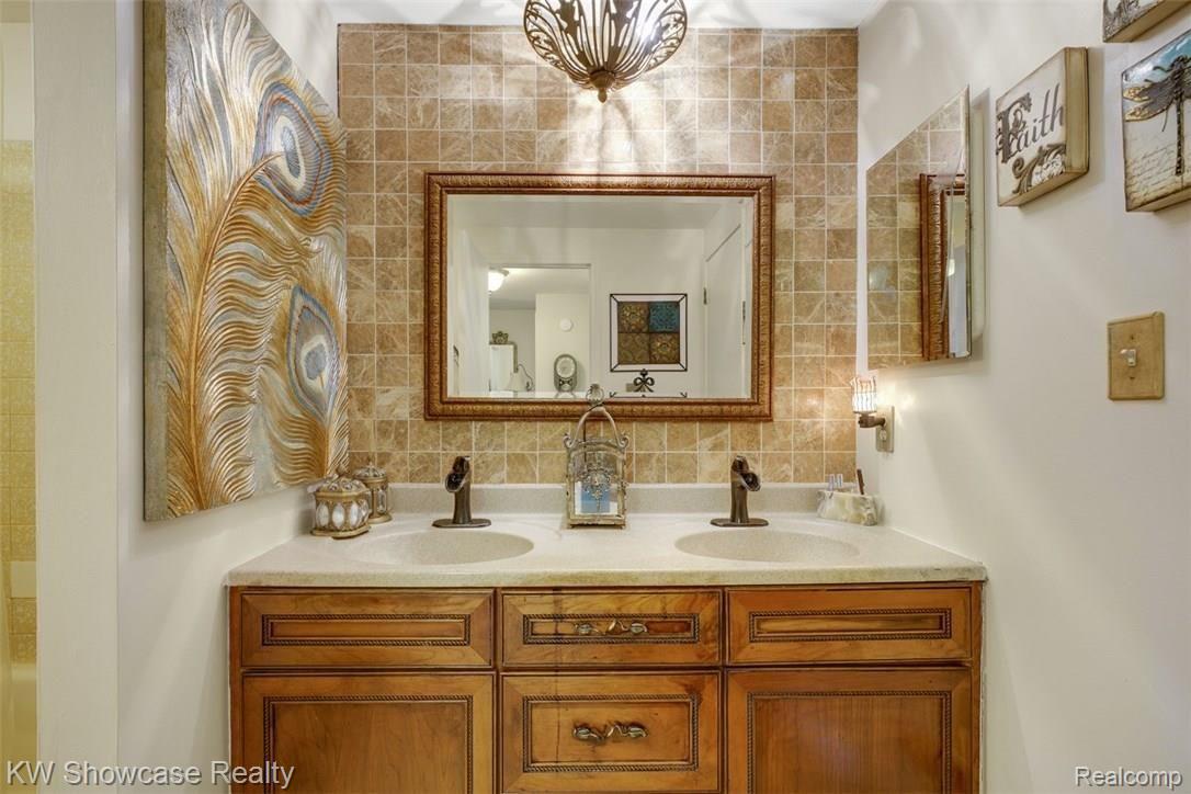 241 Meadowlake Road Canton, MI 48188 - Photo 14 of 21 dsc09763-dsc09767 (1).jpg