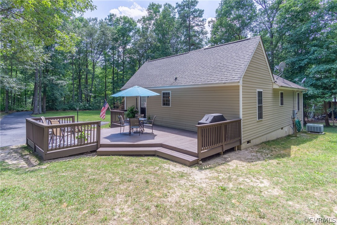 460 Rosebud Run Aylett, VA 23009 - Photo 5 of 32 a view of a deck with a yard and a fence