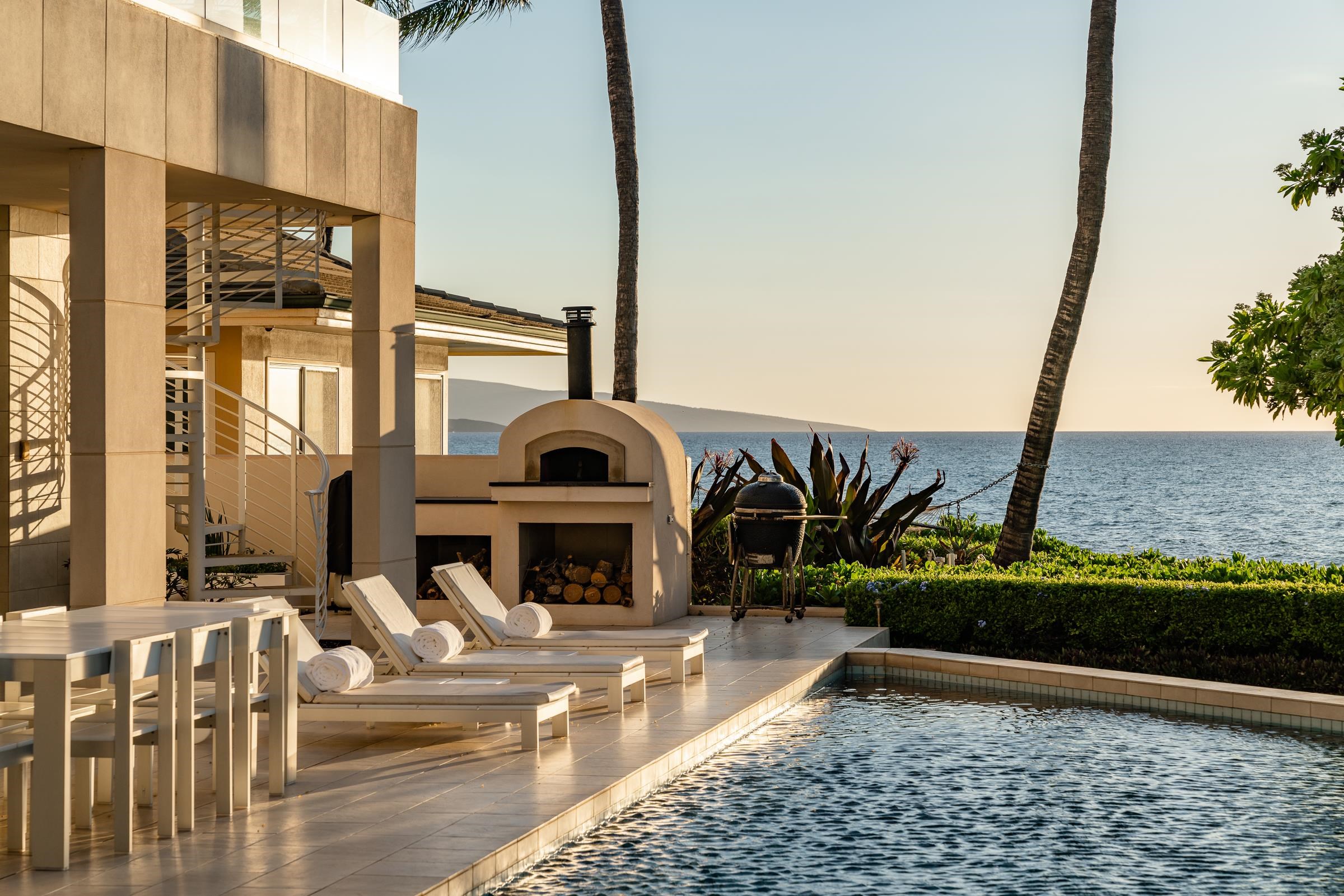 4572 Makena Road Kihei, HI 96753 - Photo 15 of 30 a view of multiple house with a porch