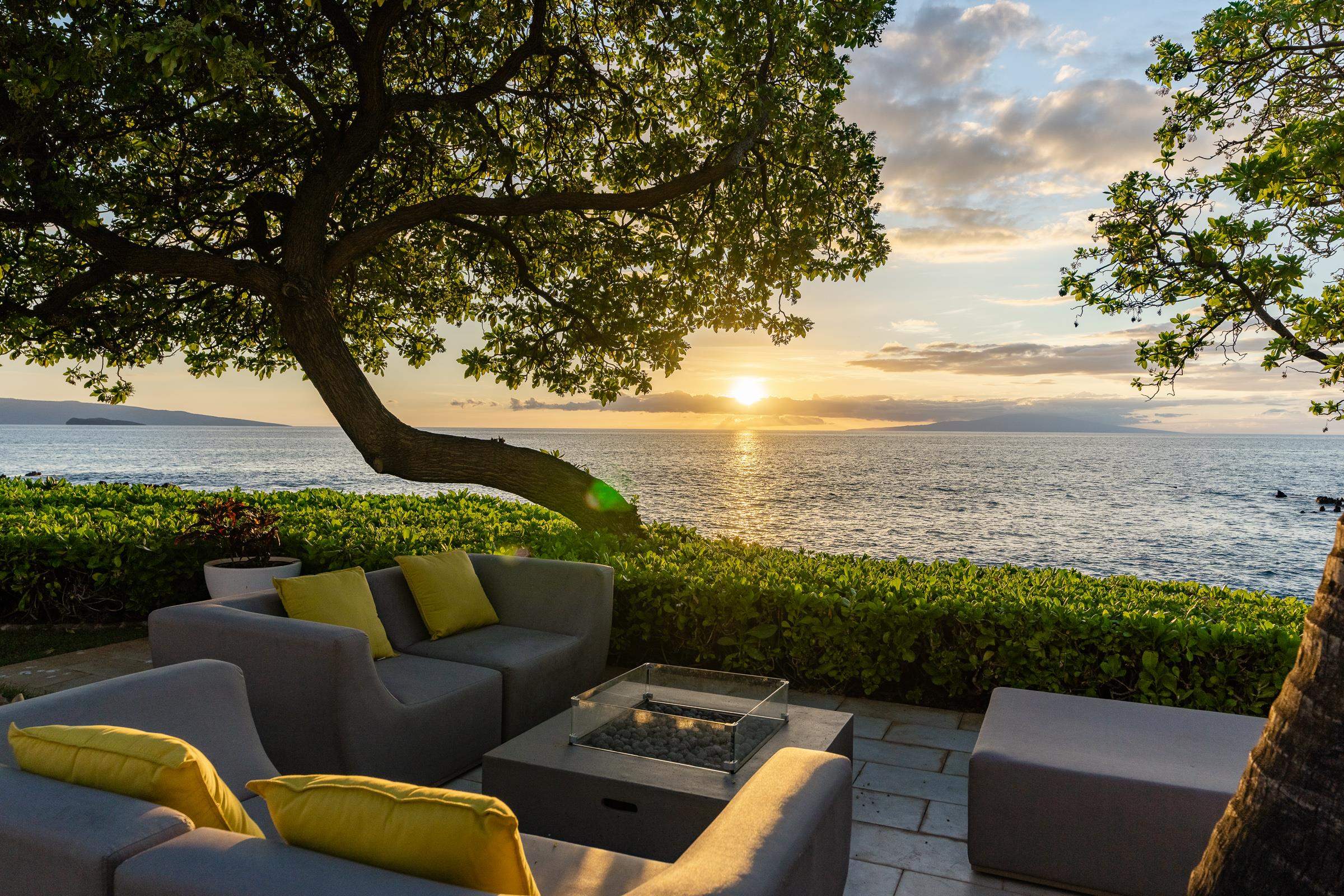 4572 Makena Road Kihei, HI 96753 - Photo 4 of 30 a view of a couches in the roof deck