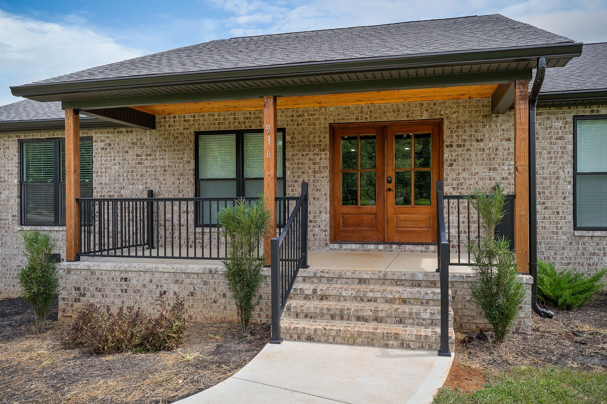 936 North Spring Street Sparta, TN 38583 - Photo 2 of 31 a front view of a house
