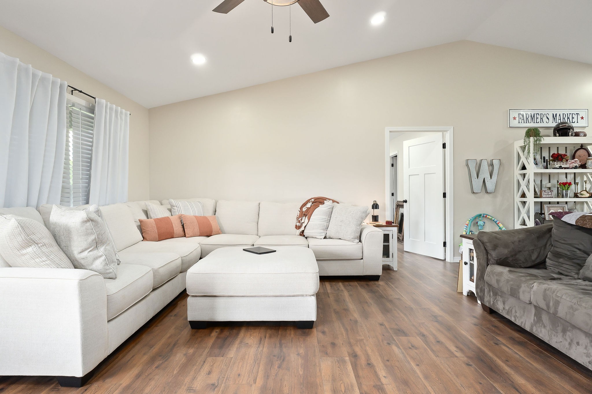 936 North Spring Street Sparta, TN 38583 - Photo 6 of 31 a living room with furniture and wooden floor