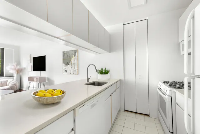 $575,000 | 300 Albany Street, Unit 4K | Battery Park City