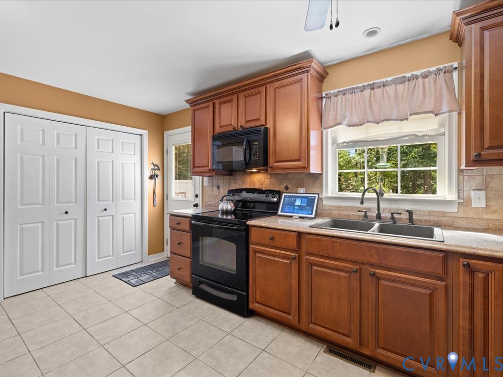 10121 Hickory Road Petersburg, VA 23803 - Photo 4 of 18 Gallery Image 4
