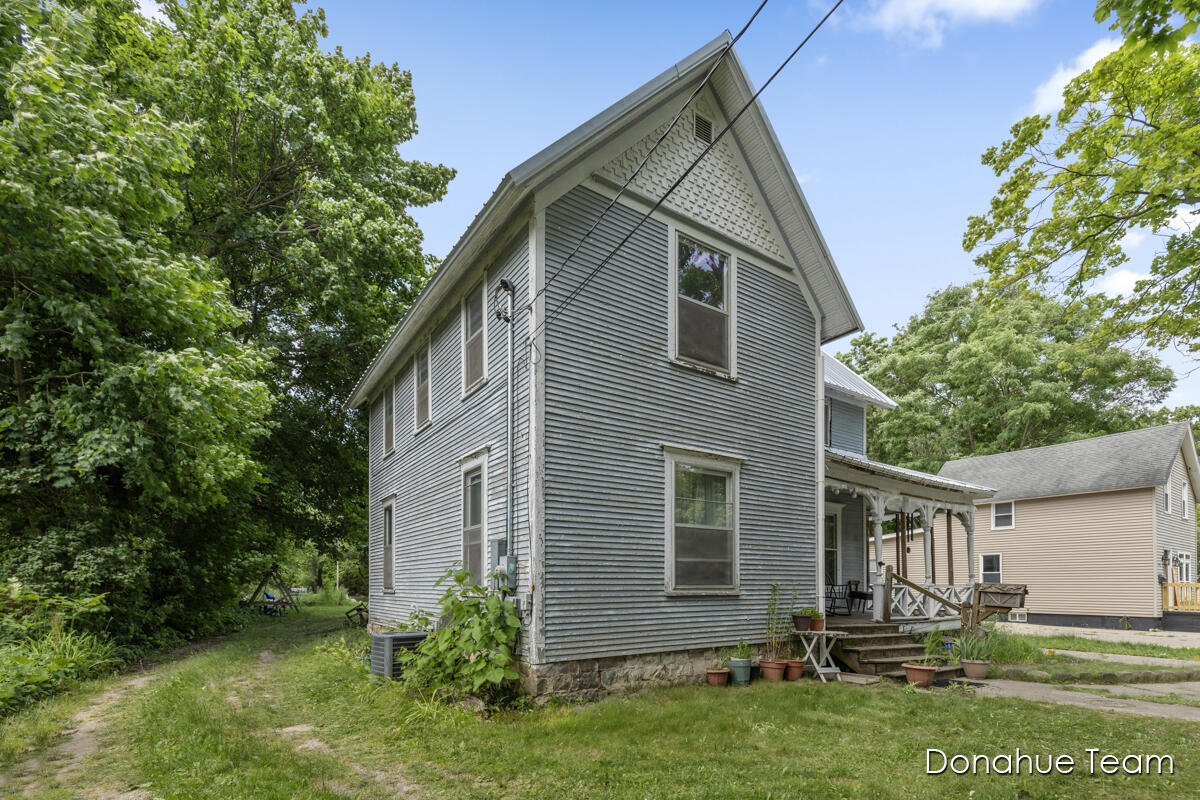 920 Masonic Avenue Belding, MI 48809 - Photo 3 of 30 IMG_1001 (7)