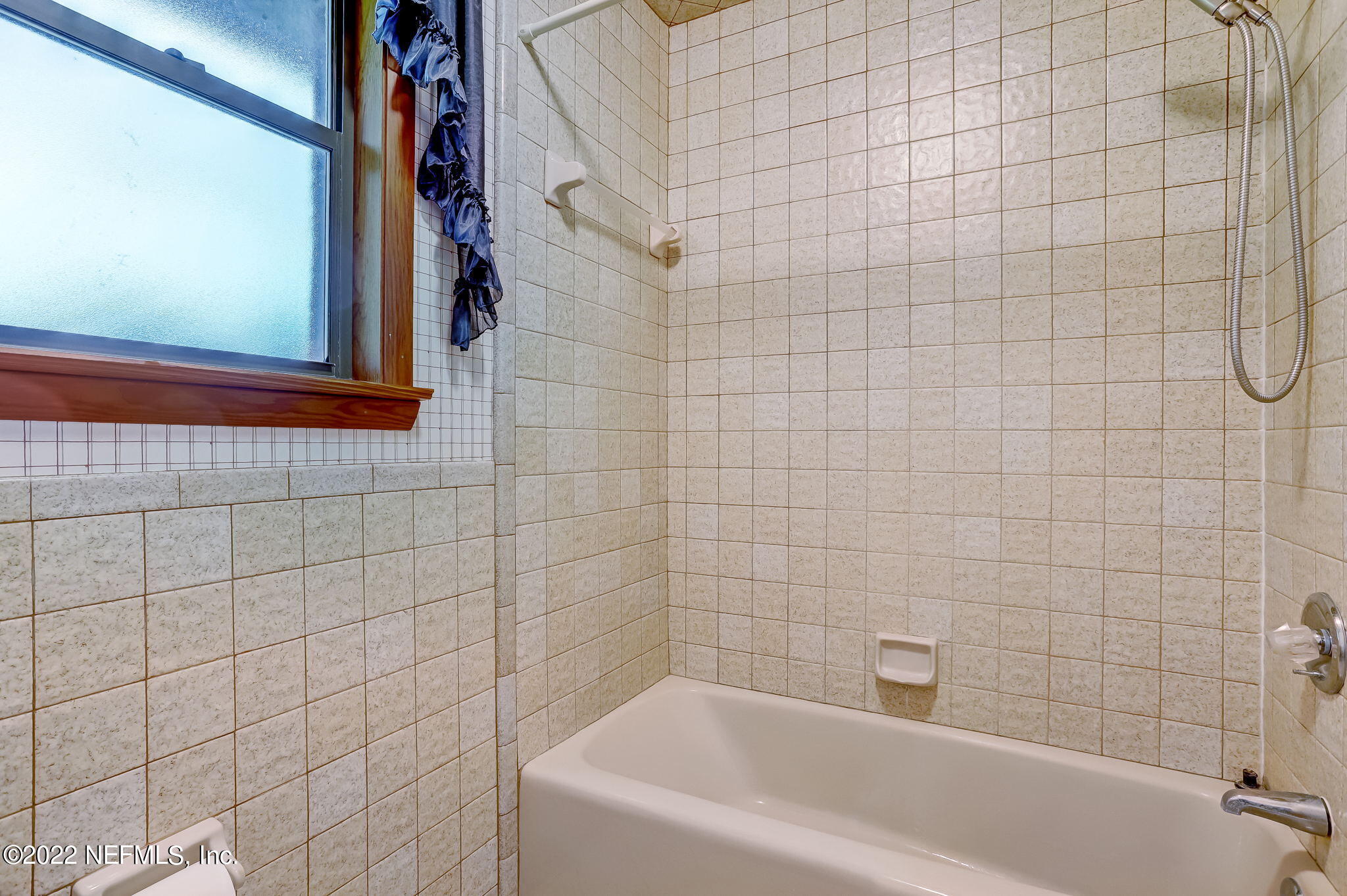11643 Olde Mandarin Road Jacksonville, FL 32223 - Photo 60 of 70 a bathroom with a bathtub