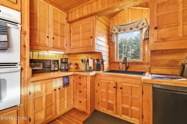 $589,000 | 260 Indian Rock Trail, Jamestown, TN 38556